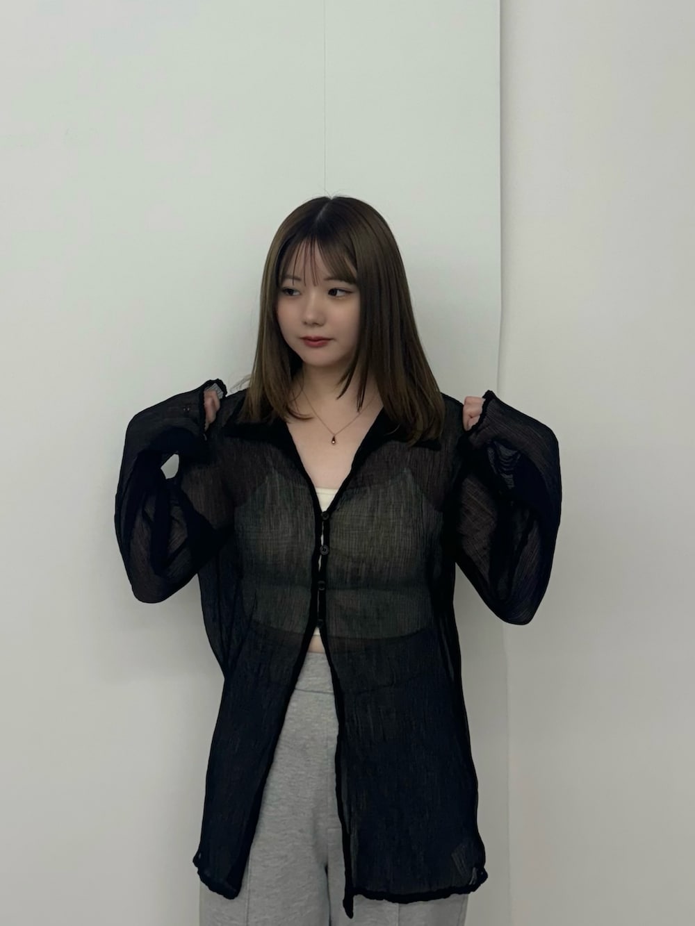 ブラック系のシャツ/ブラウス、ホワイト系のキャミソール、グレー系のスウェットパンツを着用したレディースの夏コーディネートの5枚目の写真