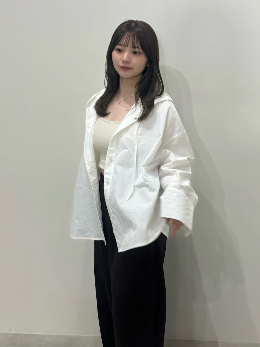 ホワイト系のシャツ/ブラウス、ホワイト系のキャミソール、ブラック系のその他パンツを着用したレディースの春コーディネートの3枚目の写真