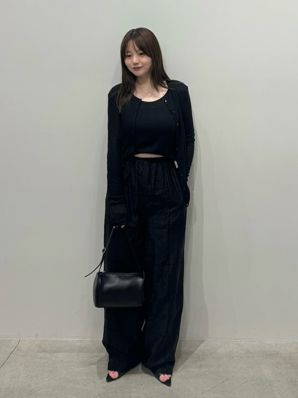 ブラック系のカーディガン/ボレロ、ブラック系のキャミソール、ブラック系のその他パンツを着用したレディースの春コーディネートの2枚目の写真