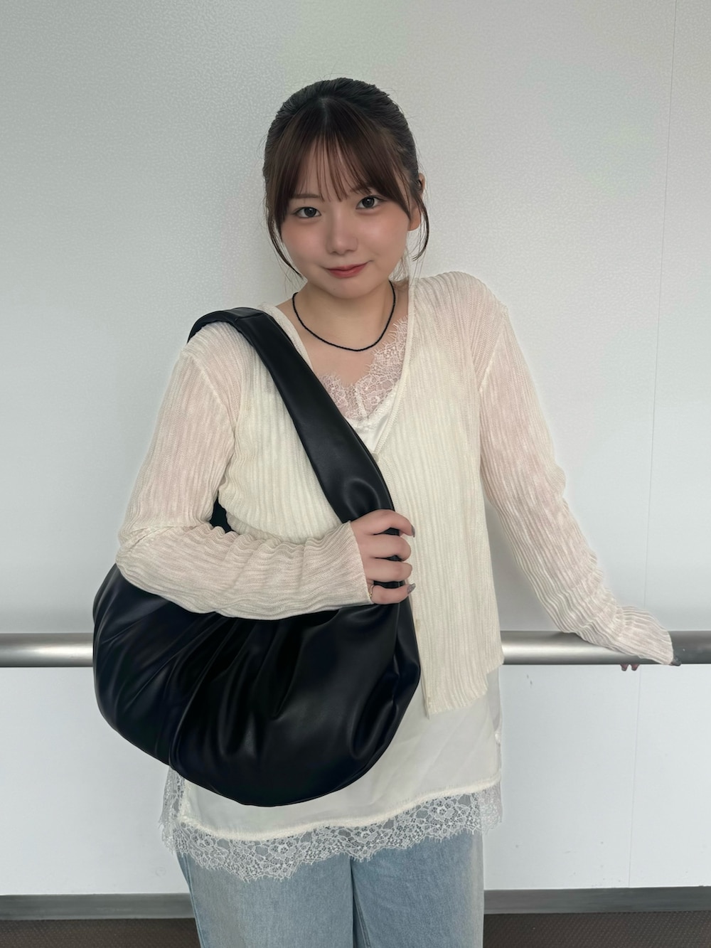 ホワイト系のキャミソール、ホワイト系のカーディガン/ボレロ、ブラック系のネックレスを着用したレディースの夏コーディネートの3枚目の写真