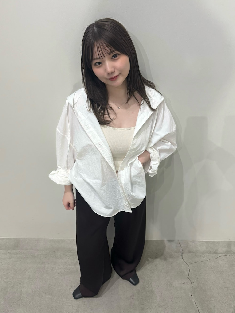 ホワイト系のシャツ/ブラウス、ホワイト系のキャミソール、ブラック系のその他パンツを着用したレディースの春コーディネートの6枚目の写真