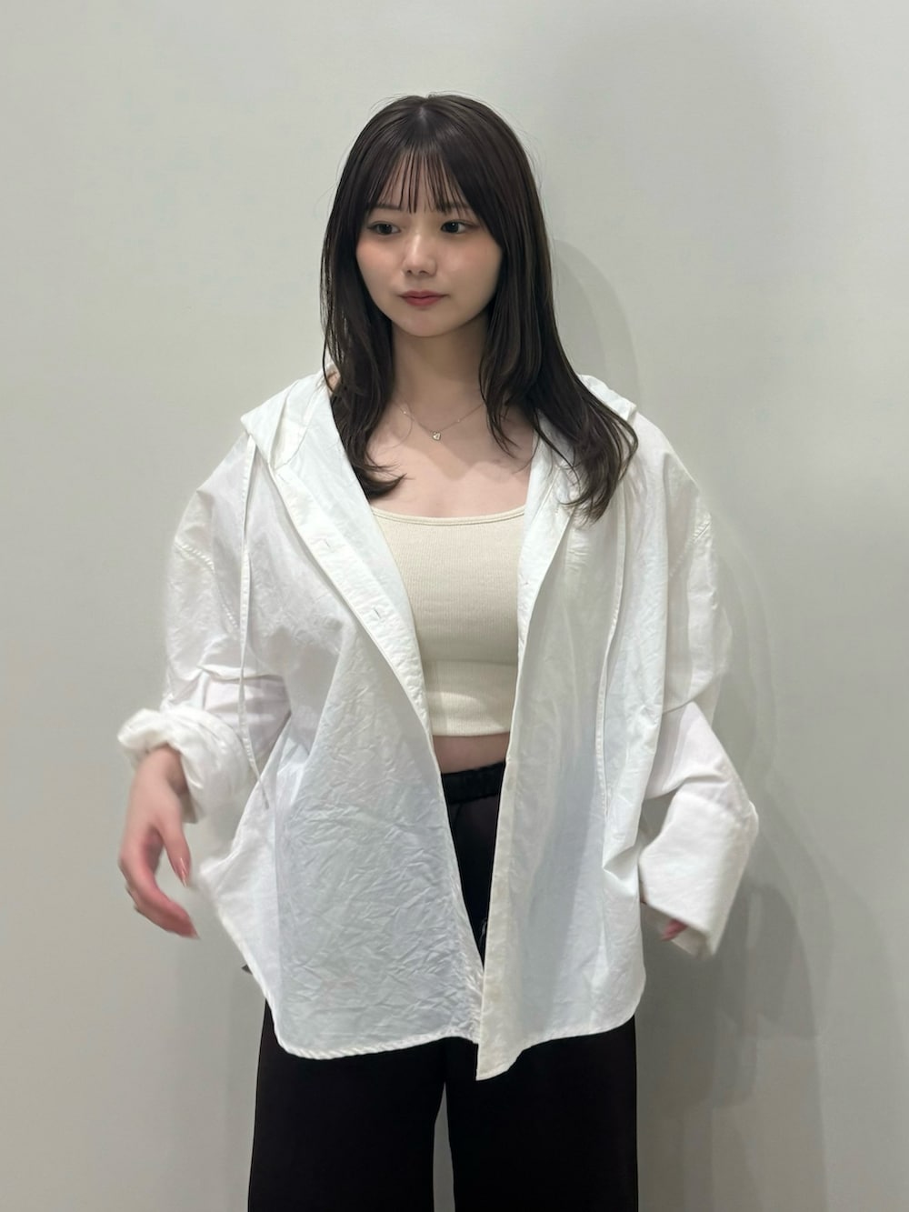 ホワイト系のシャツ/ブラウス、ホワイト系のキャミソール、ブラック系のその他パンツを着用したレディースの春コーディネートの4枚目の写真