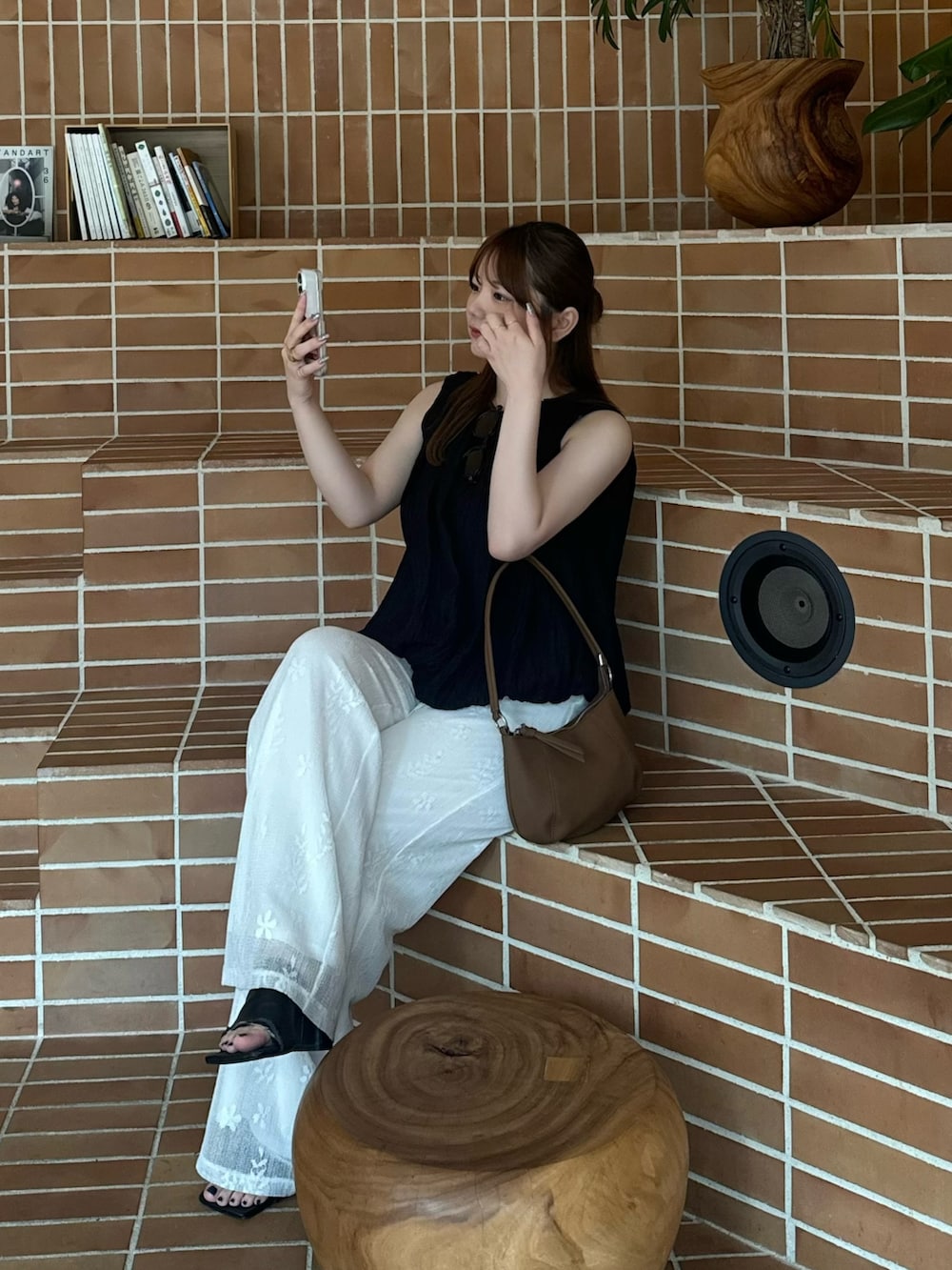 ホワイト系のその他パンツ、ブラック系のシャツ/ブラウス、イエロー系のハンドバッグを着用したレディースの夏コーディネートの5枚目の写真