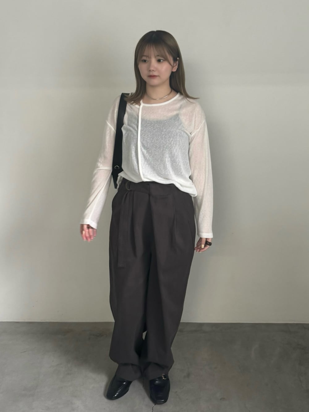 ホワイト系のTシャツ/カットソー、ブラック系のキャミソール、グレー系のチノパンツを着用したレディースの夏コーディネートの2枚目の写真
