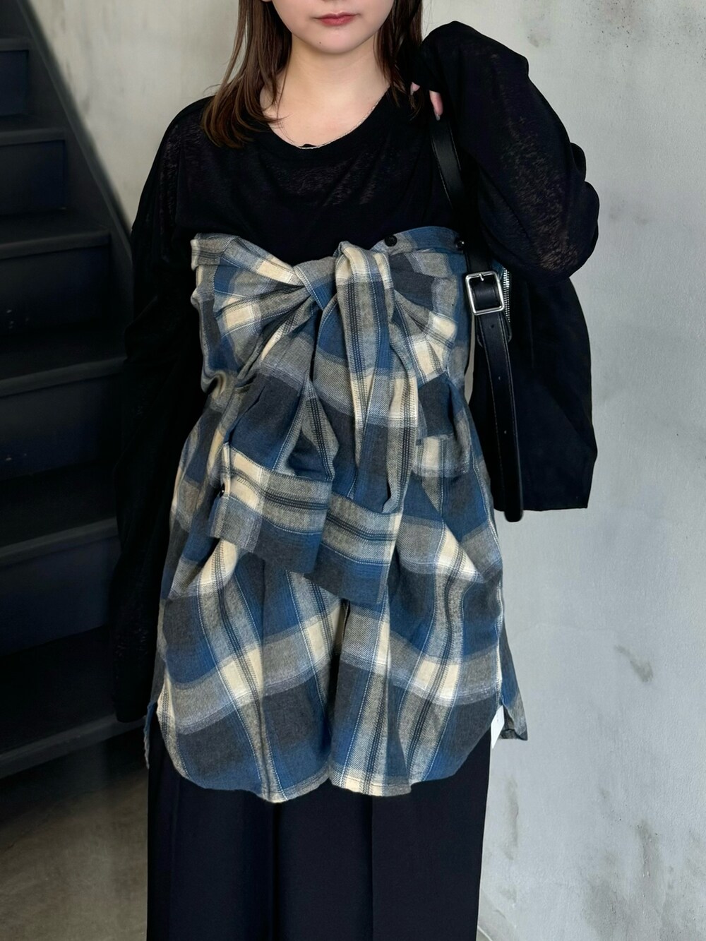 ブラック系のTシャツ/カットソー、ブラック系のスラックス、ブラック系のシャツ/ブラウスを着用したレディースの夏コーディネートの3枚目の写真