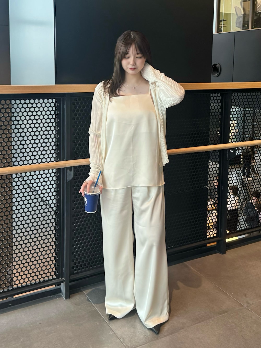 ホワイト系のその他パンツ、ホワイト系のキャミソール、ホワイト系のカーディガン/ボレロを着用したレディースの春コーディネートの2枚目の写真