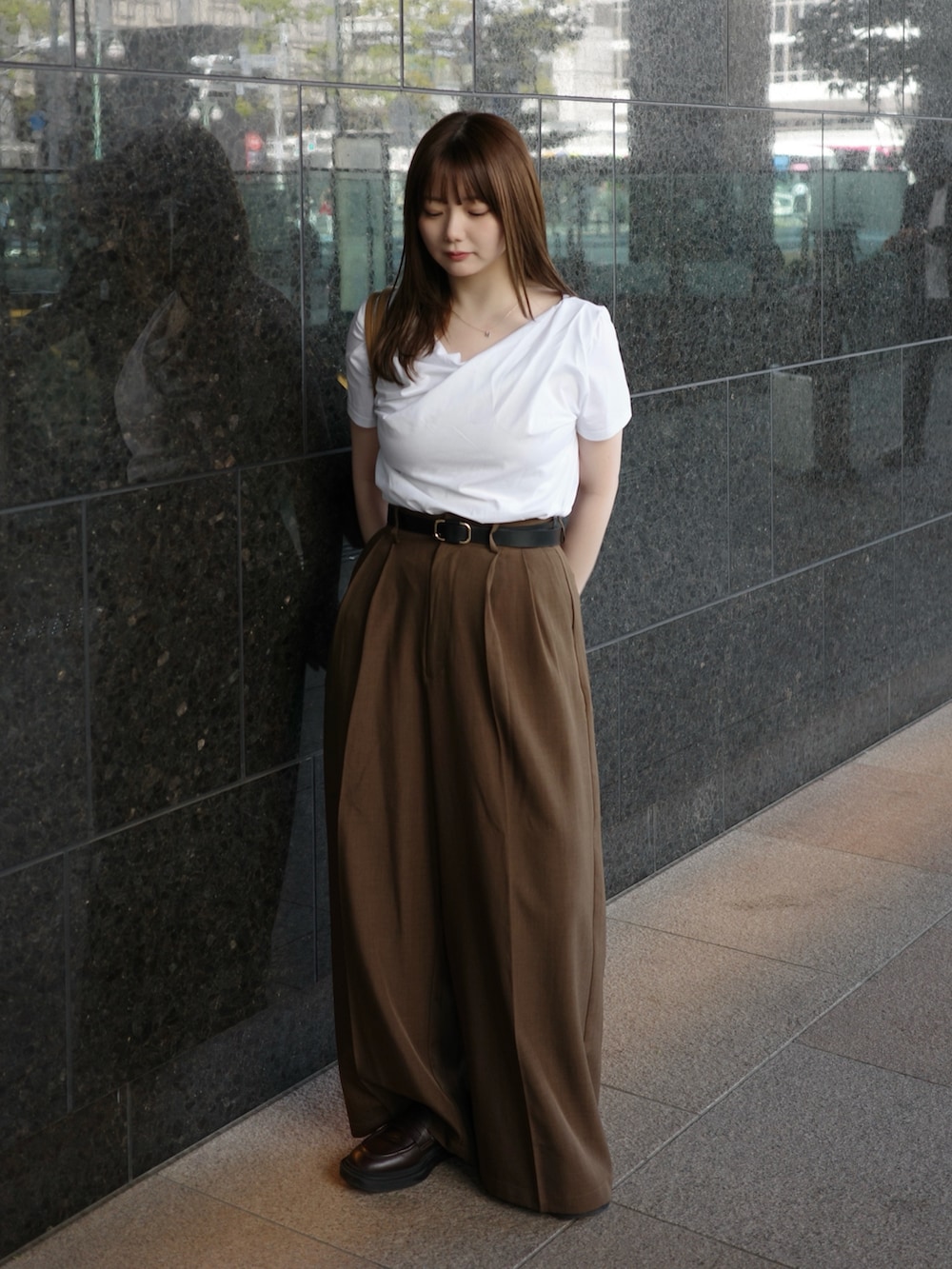 ホワイト系のTシャツ/カットソー、ブラウン系のスラックスを着用したレディースの春コーディネートの2枚目の写真