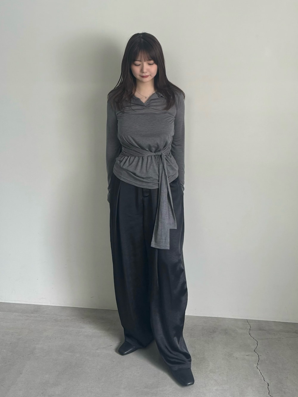 グレー系のTシャツ/カットソー、ブラック系のスラックス、ブラック系のスリッポンを着用したレディースの春コーディネートの10枚目の写真