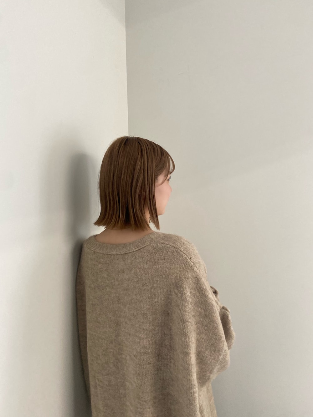 ベージュ系のカーディガン/ボレロ、ブラック系のスカートを着用したレディースの夏コーディネートの3枚目の写真