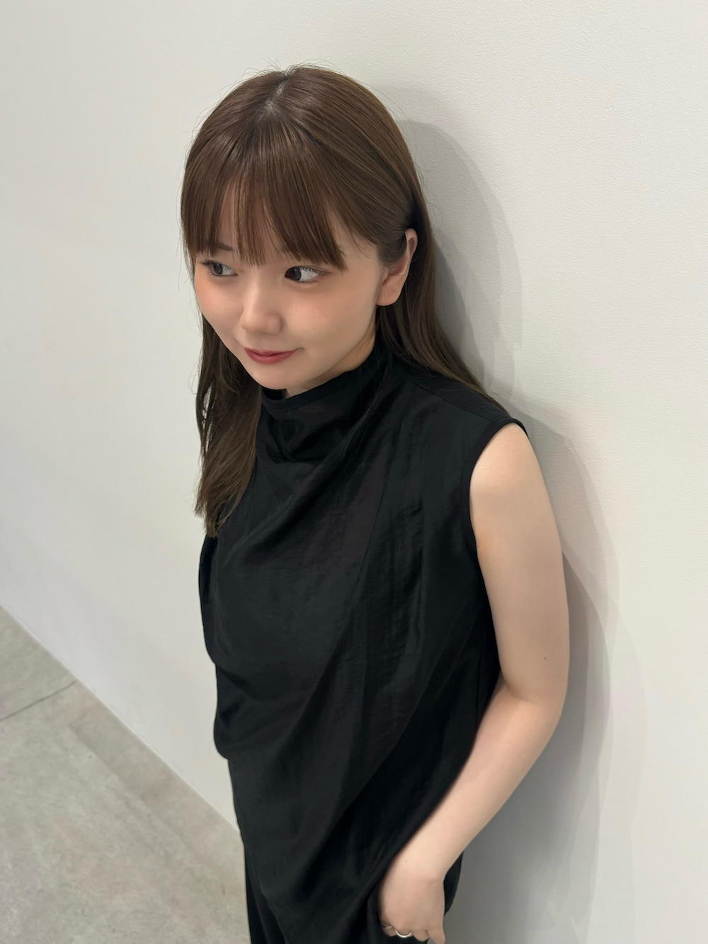 ブラック系のその他パンツ、ブラック系のシャツ/ブラウス、ブラック系のキャミソールを着用したレディースの夏コーディネートの5枚目の写真