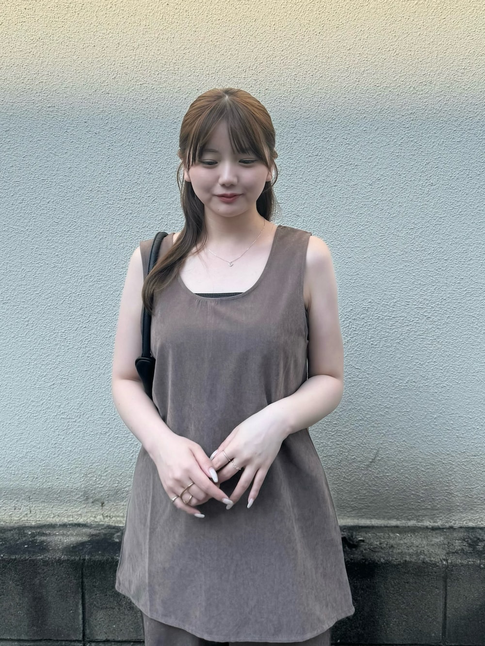 ブラウン系のシャツ/ブラウス、ブラウン系のその他パンツ、ブラウン系のローファーを着用したレディースの春コーディネートの6枚目の写真