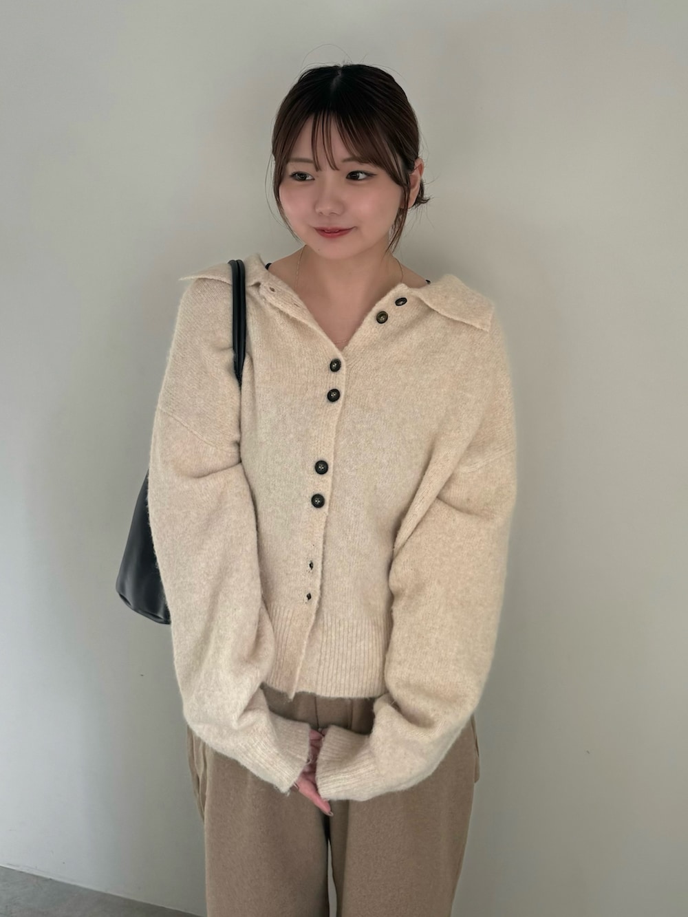 ホワイト系のカーディガン/ボレロ、ブラック系のキャミソール、ベージュ系のその他パンツを着用したレディースの秋コーディネートの3枚目の写真