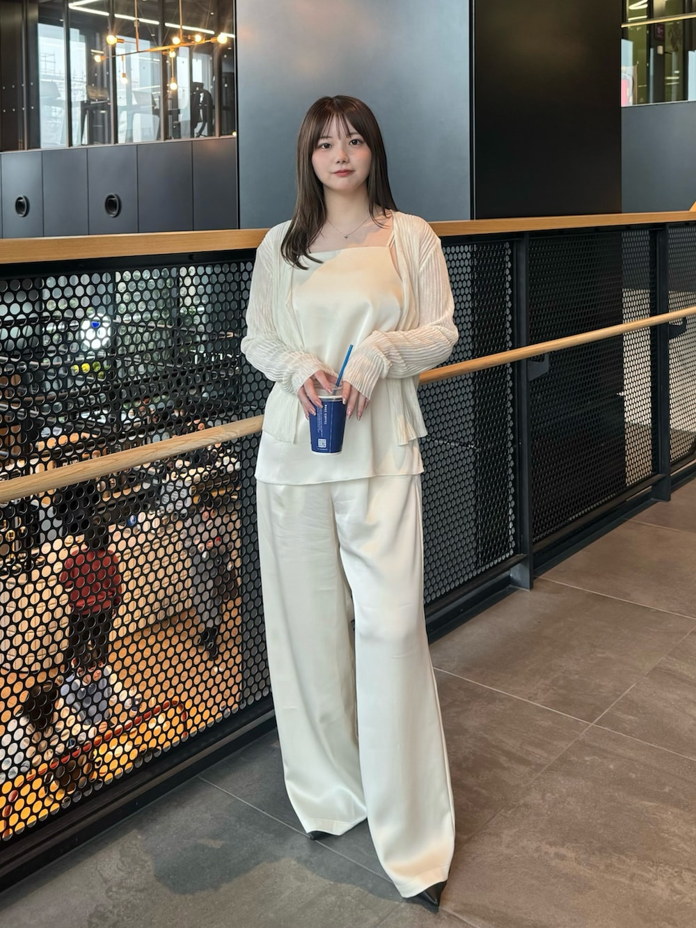 ホワイト系のその他パンツ、ホワイト系のキャミソール、ホワイト系のカーディガン/ボレロを着用したレディースの春コーディネートの4枚目の写真