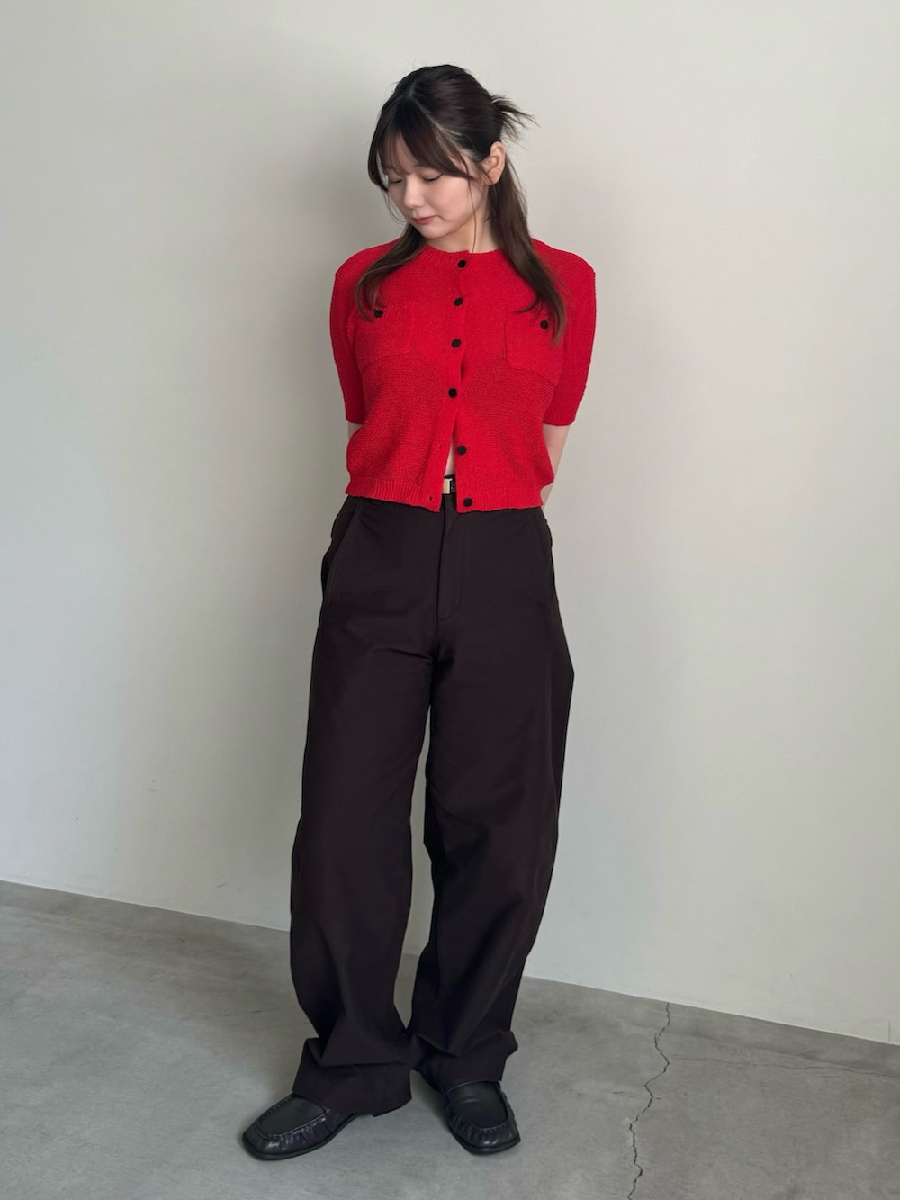 レッド系のカーディガン/ボレロ、ブラック系のローファーを着用したレディースの春コーディネートの2枚目の写真