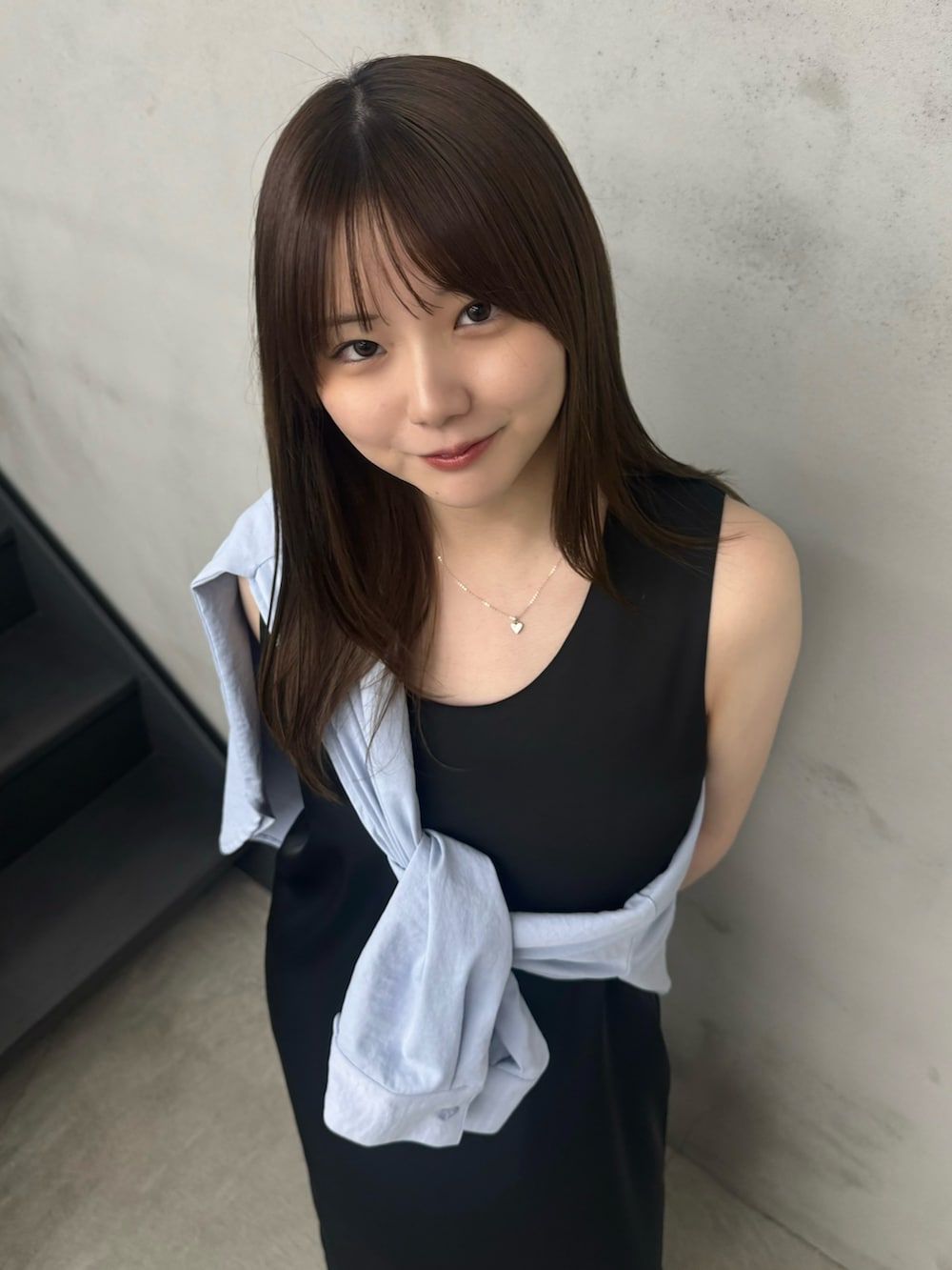 ブラック系のワンピース、ブラック系のその他パンツ、ブルー系のシャツ/ブラウスを着用したレディースの春コーディネートの4枚目の写真