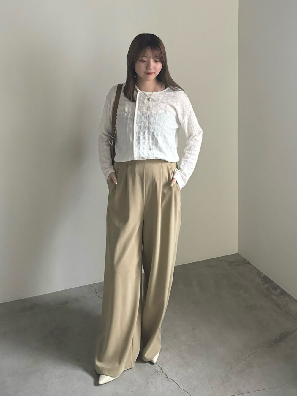 ホワイト系のTシャツ/カットソー、ブラック系のキャミソール、ベージュ系のパンプスを着用したレディースの夏コーディネートの2枚目の写真