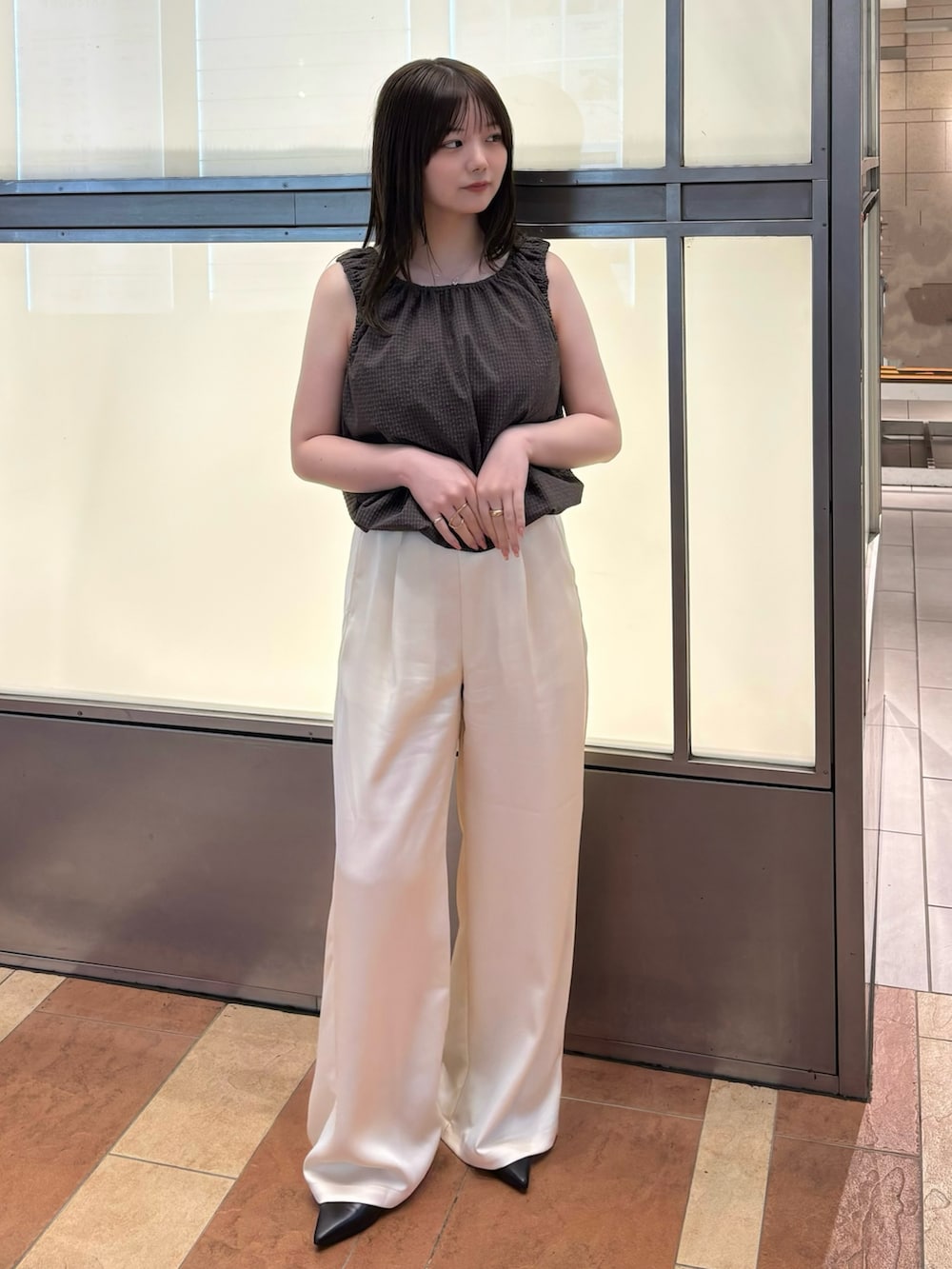 ブラウン系のタンクトップ、ホワイト系のその他パンツを着用したレディースの春コーディネートの2枚目の写真