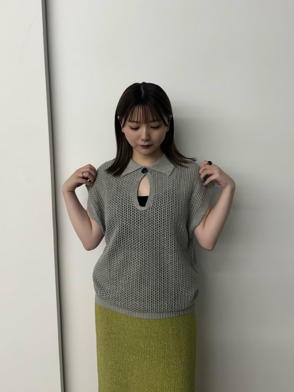 ブラック系のキャミソール、グレー系のニット/セーター、グリーン系のスカートを着用したレディースの夏コーディネートの3枚目の写真