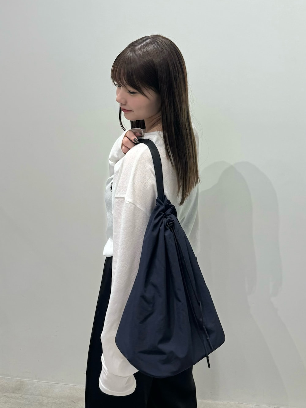 ホワイト系のTシャツ/カットソー、ブラック系のキャミソール、ブラック系のその他パンツを着用したレディースの春コーディネートの3枚目の写真