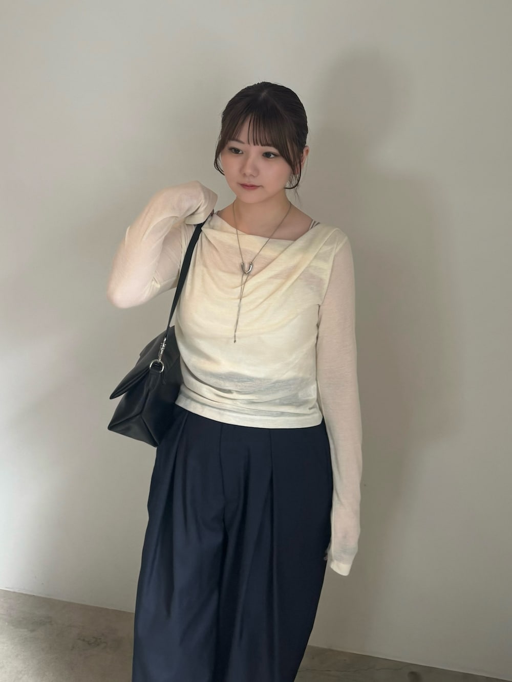 ブラック系のその他パンツ、ブラック系のローファー、ブラック系のショルダーバッグを着用したレディースの夏コーディネートの3枚目の写真