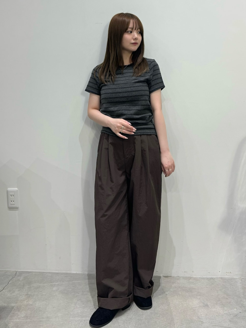 グレー系のTシャツ/カットソー、ベージュ系のその他パンツ、ブラック系のバレエシューズを着用したレディースの夏コーディネートの3枚目の写真