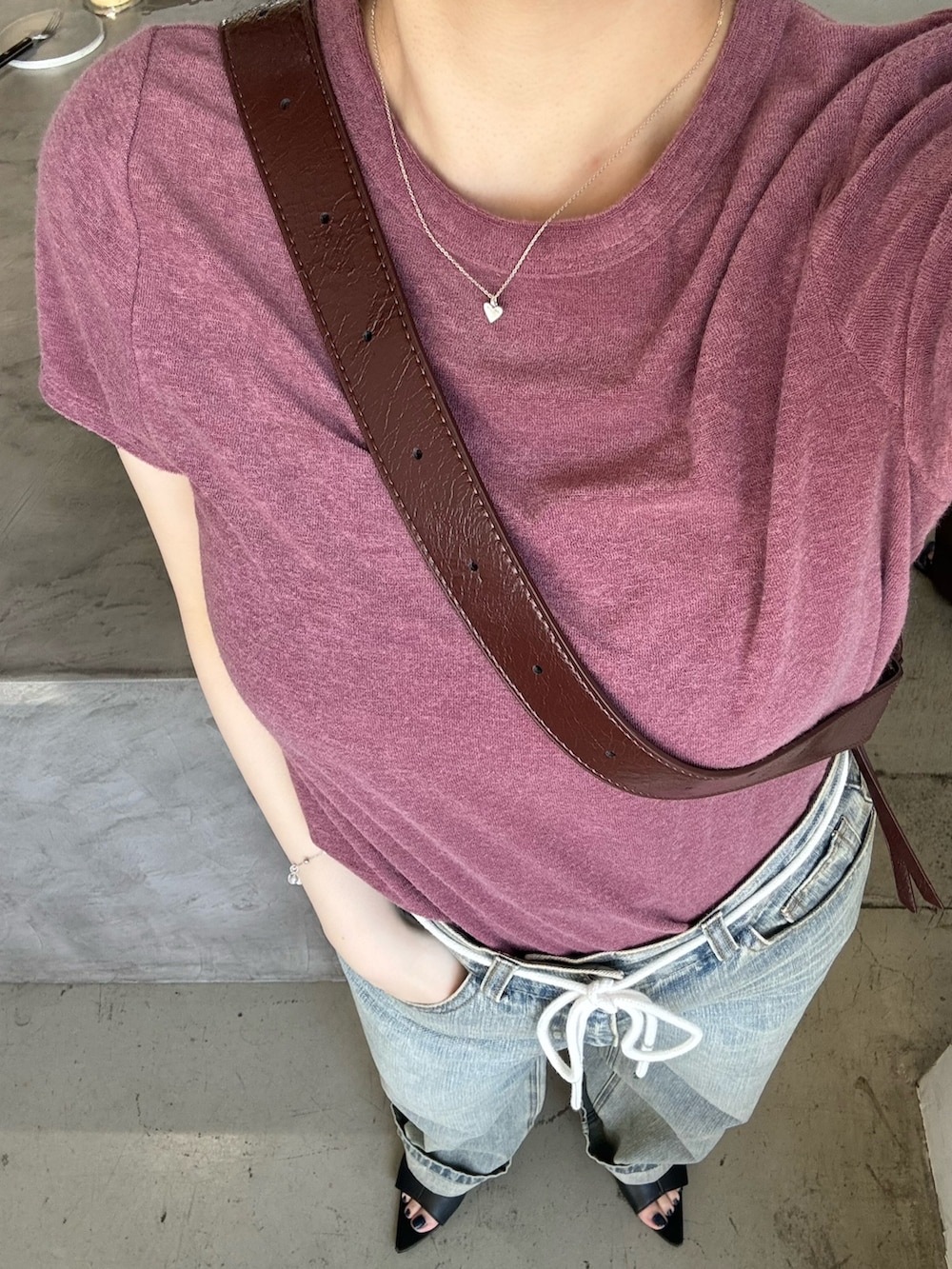 ブラウン系のショルダーバッグ、パープル系のTシャツ/カットソー、ブラウン系のサングラスを着用したレディースの夏コーディネートの5枚目の写真