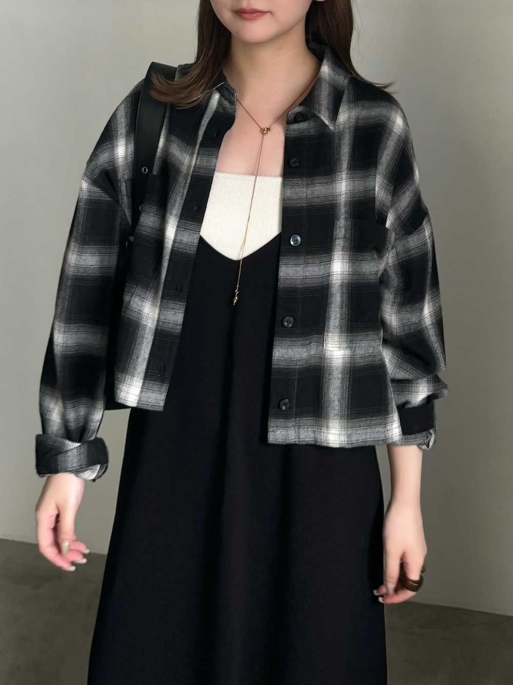 ホワイト系のキャミソール、ブラック系のワンピース、ブラック系のシャツ/ブラウスを着用したレディースの夏コーディネートの3枚目の写真