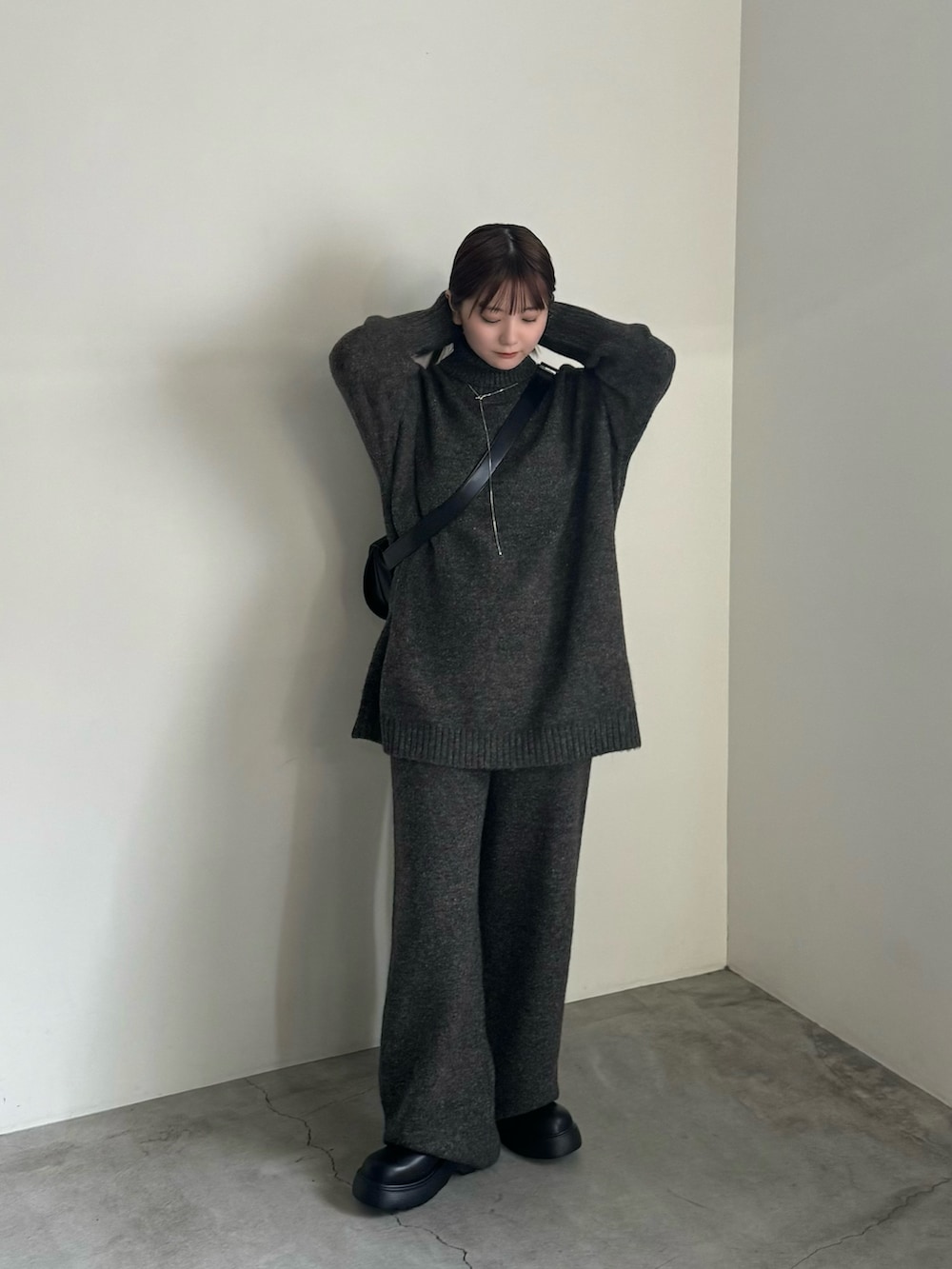 ブラウン系のニット/セーター、ブラウン系のその他パンツ、ブラック系のショルダーバッグを着用したレディースの秋コーディネートの2枚目の写真