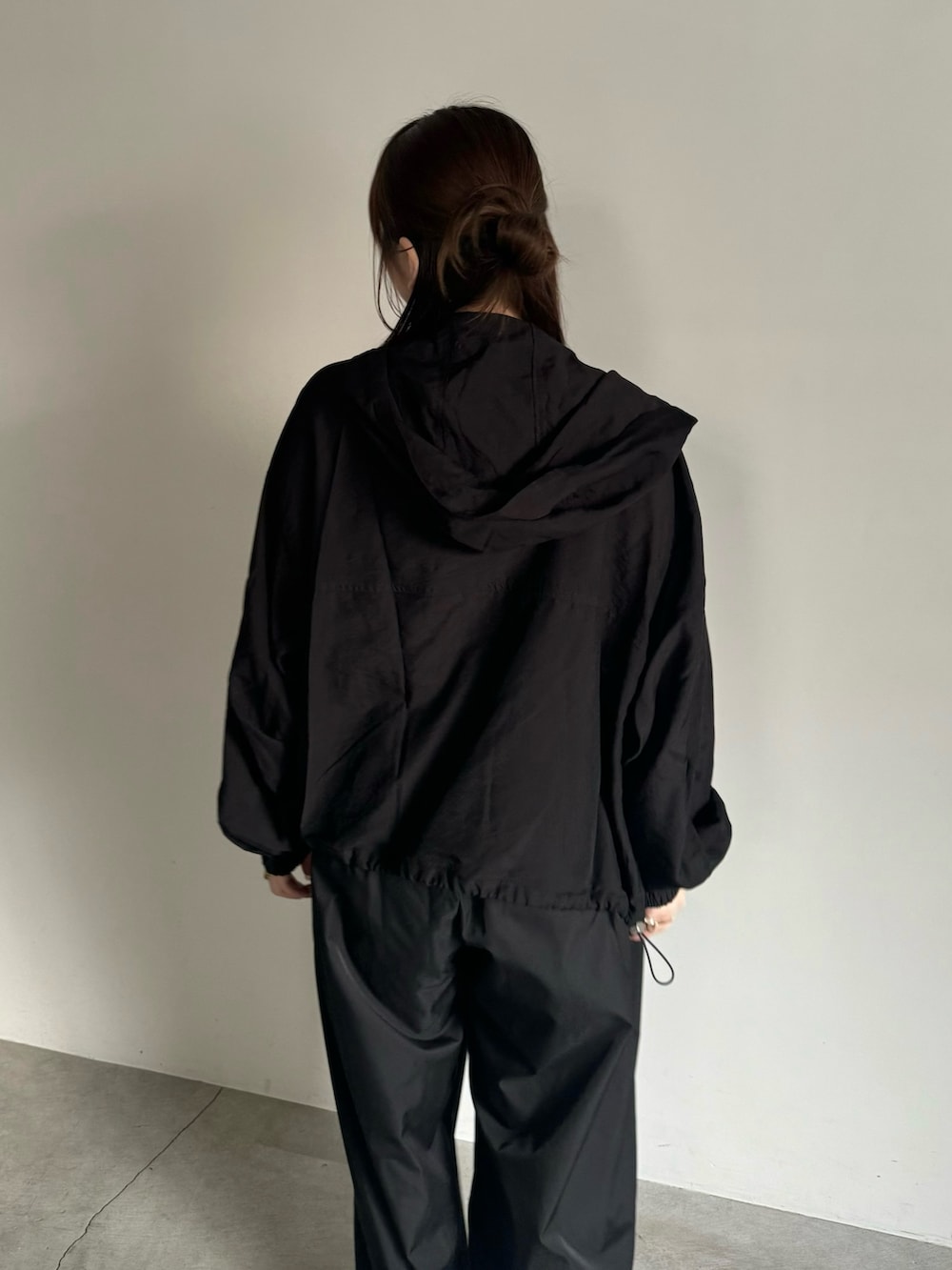 ブラック系のその他アウター、ブラック系のキャミソール、ブラック系のその他パンツを着用したレディースの春コーディネートの3枚目の写真