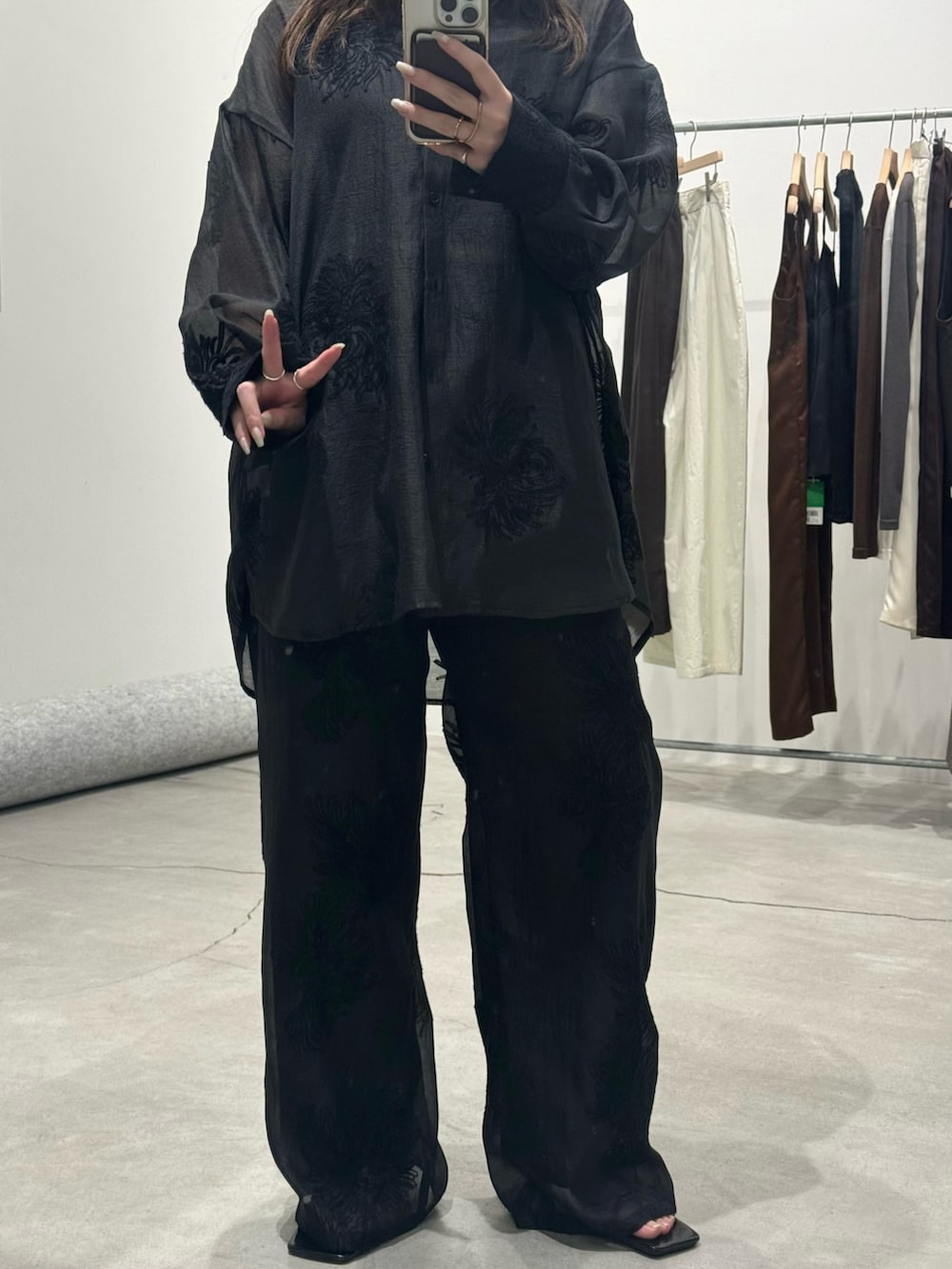 ブラック系のその他パンツ、ブラック系のシャツ/ブラウス、ブラック系のキャミソールを着用したレディースの春コーディネートの4枚目の写真