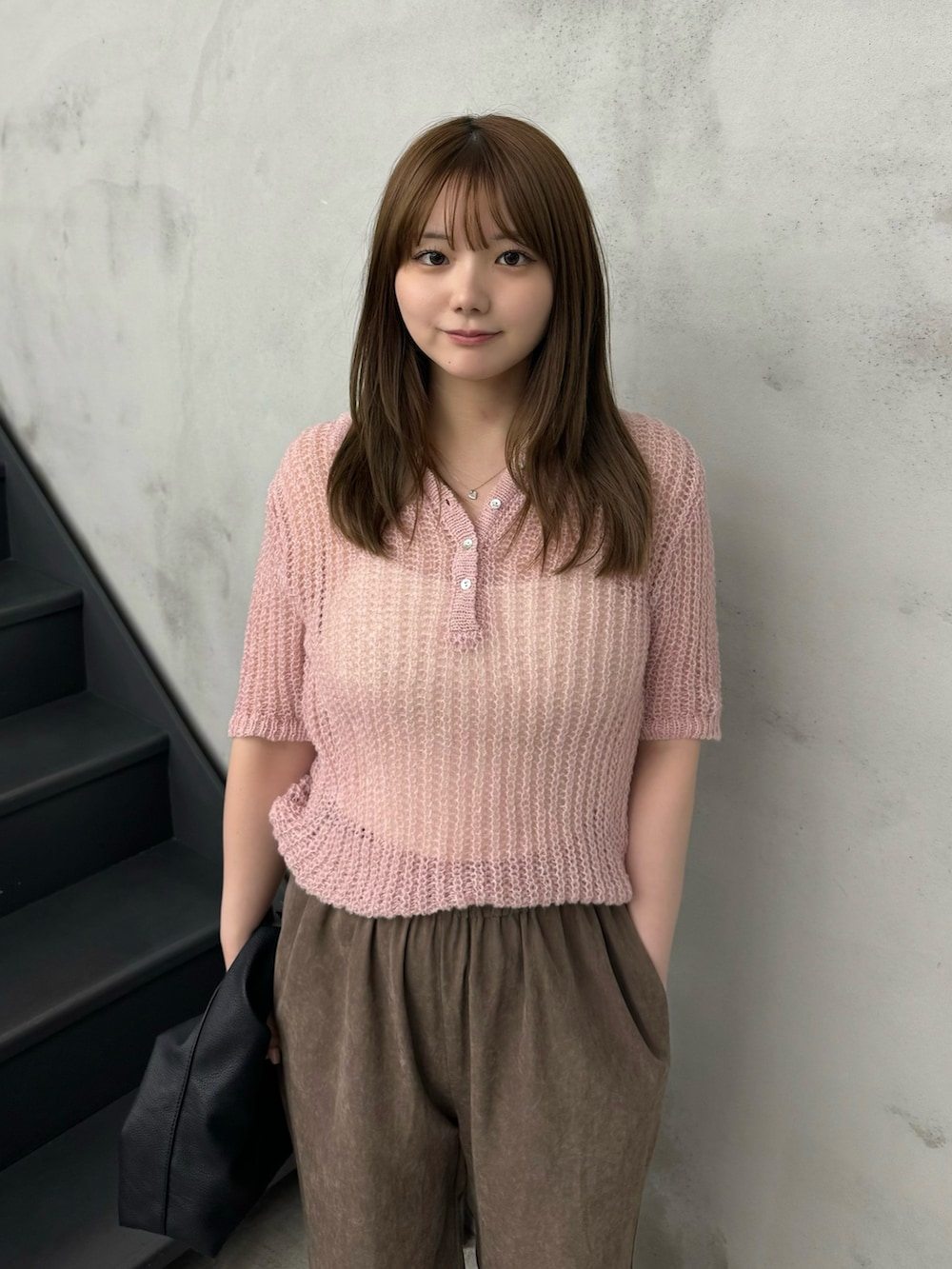 ホワイト系のキャミソール、ピンク系のニット/セーター、ブラウン系のその他パンツを着用したレディースの夏コーディネートの3枚目の写真
