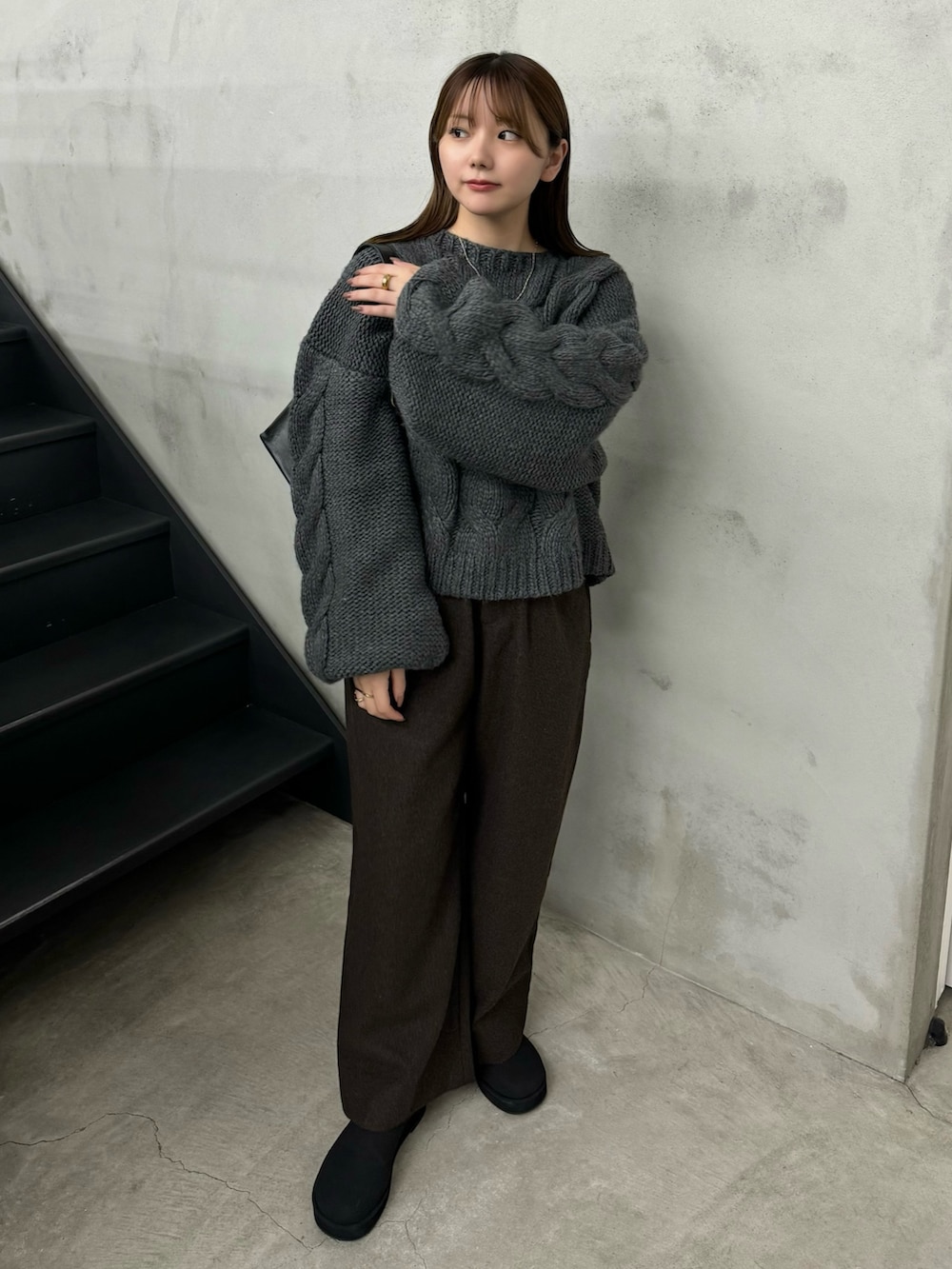 グレー系のニット/セーター、グレー系のその他パンツ、ブラック系のスリッポンを着用したレディースの秋コーディネートの4枚目の写真