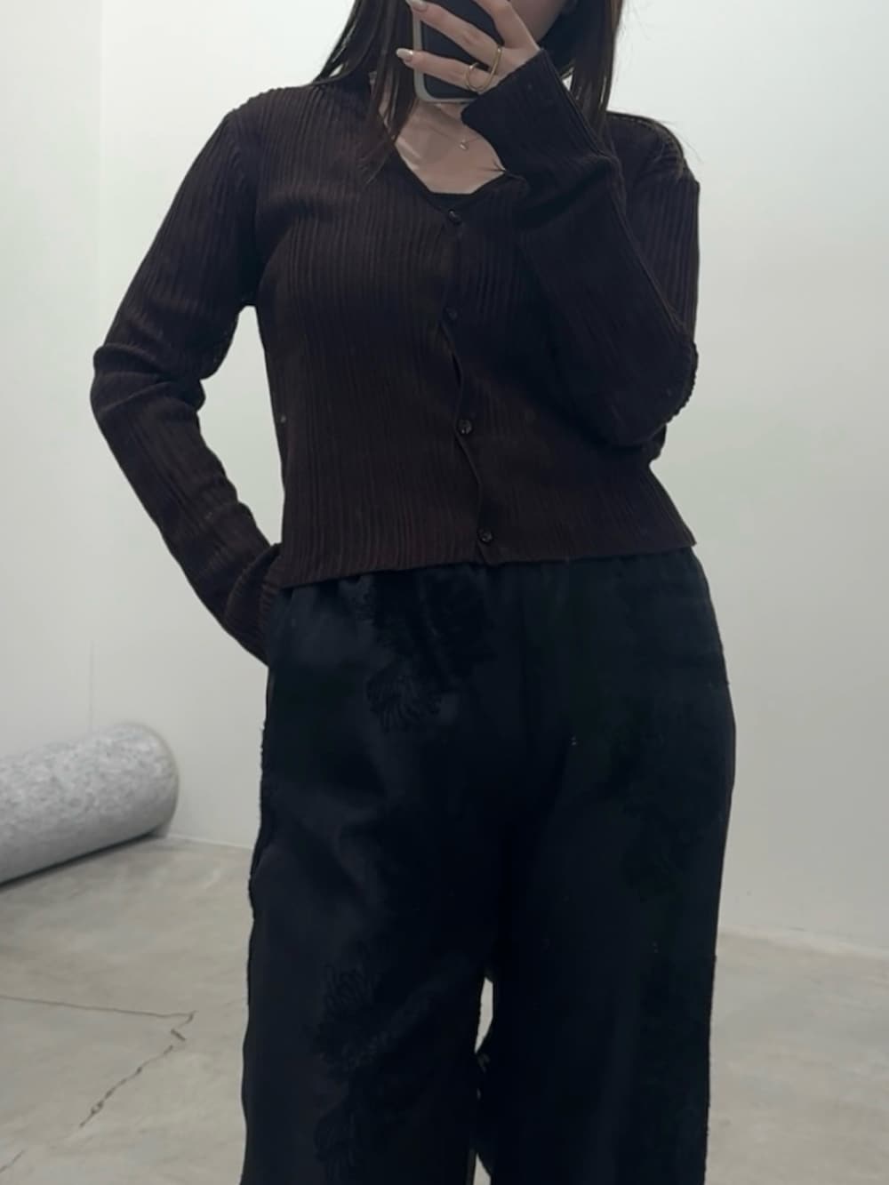 ブラウン系のカーディガン/ボレロ、ブラック系のキャミソール、ブラック系のその他パンツを着用したレディースの春コーディネートの2枚目の写真