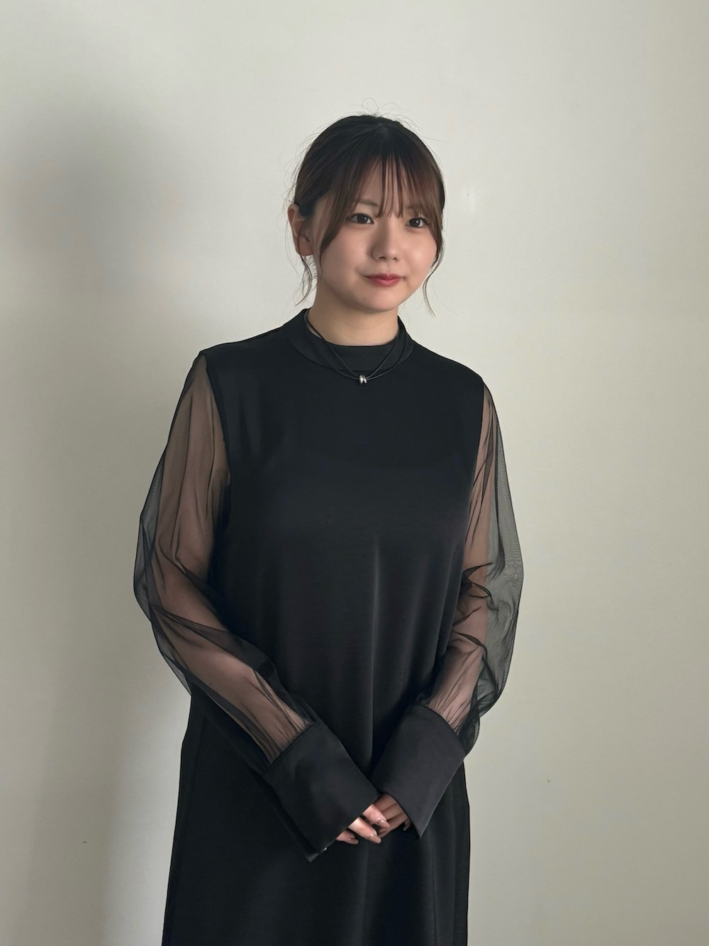 ブラック系のドレス、ブラック系のバレエシューズ、シルバー系のネックレスを着用したレディースの秋コーディネートの3枚目の写真