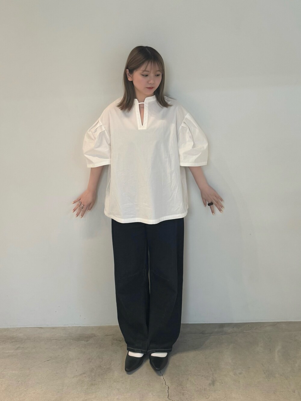 ホワイト系のシャツ/ブラウス、ブラック系のサンダルを着用したレディースの夏コーディネートの2枚目の写真