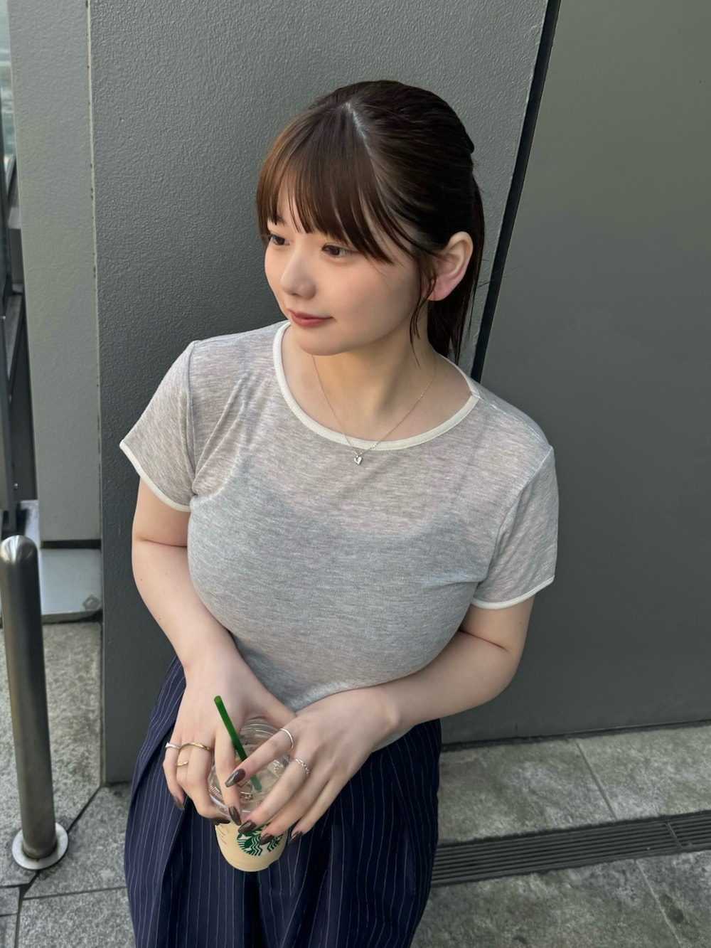 グレー系のTシャツ/カットソー、ブラック系のキャミソール、ブラック系のスリッポンを着用したレディースの春コーディネートの3枚目の写真