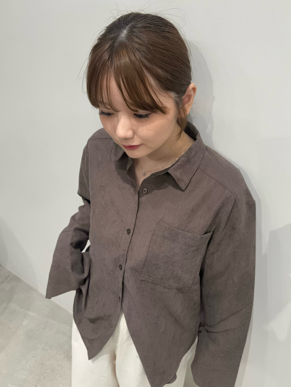 ブラウン系のシャツ/ブラウス、ホワイト系のスラックス、ブラック系のスリッポンを着用したレディースの夏コーディネートの6枚目の写真