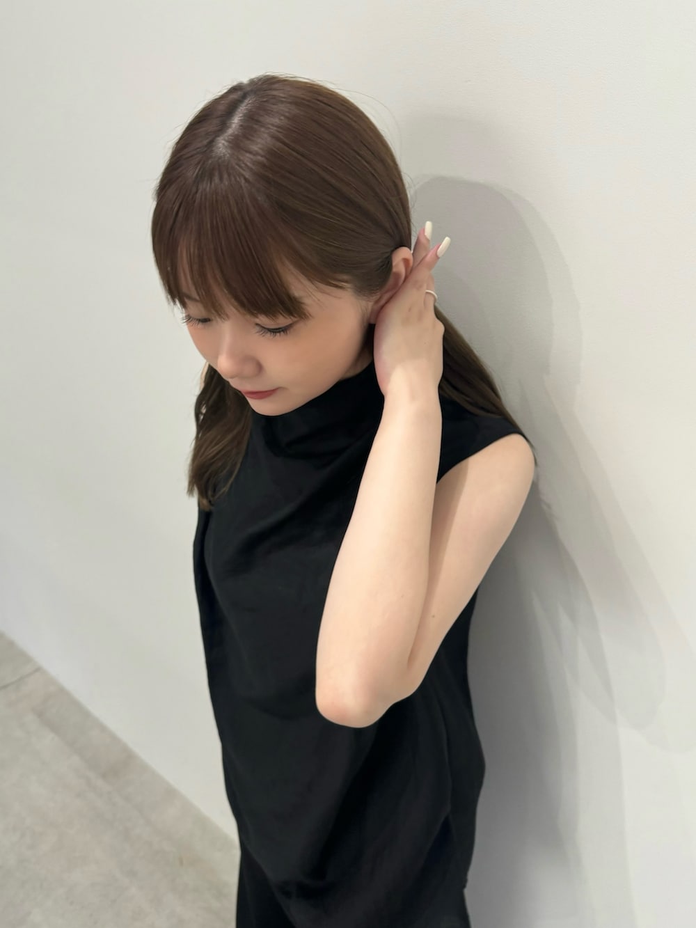 ブラック系のその他パンツ、ブラック系のシャツ/ブラウス、ブラック系のキャミソールを着用したレディースの夏コーディネートの6枚目の写真