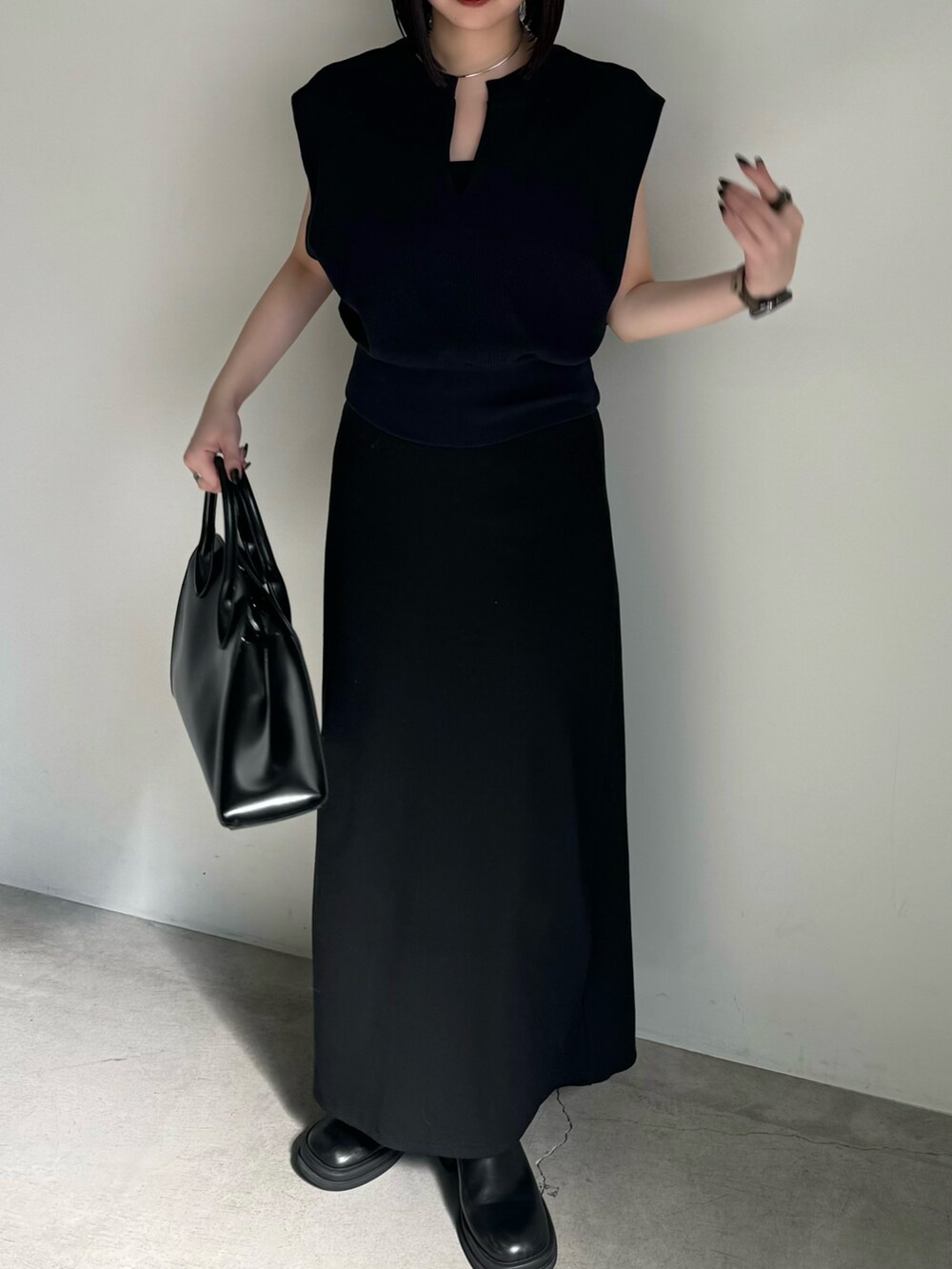 ブルー系のTシャツ/カットソー、ブラック系のワンピース、ブラック系のボストンバッグを着用したレディースの夏コーディネートの4枚目の写真