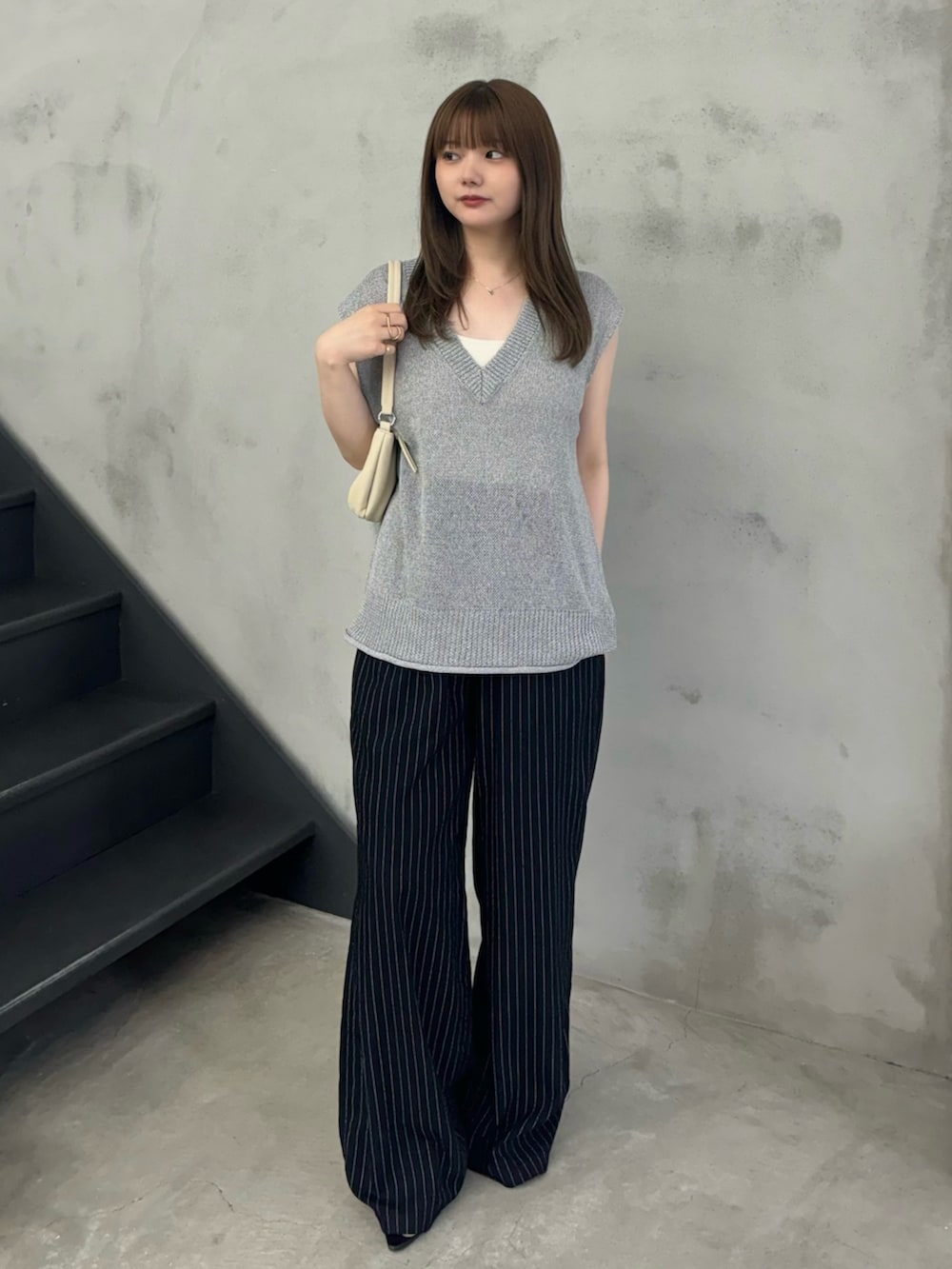 ホワイト系のキャミソール、ブラック系のその他パンツ、グレー系のニット/セーターを着用したレディースの夏コーディネートの2枚目の写真