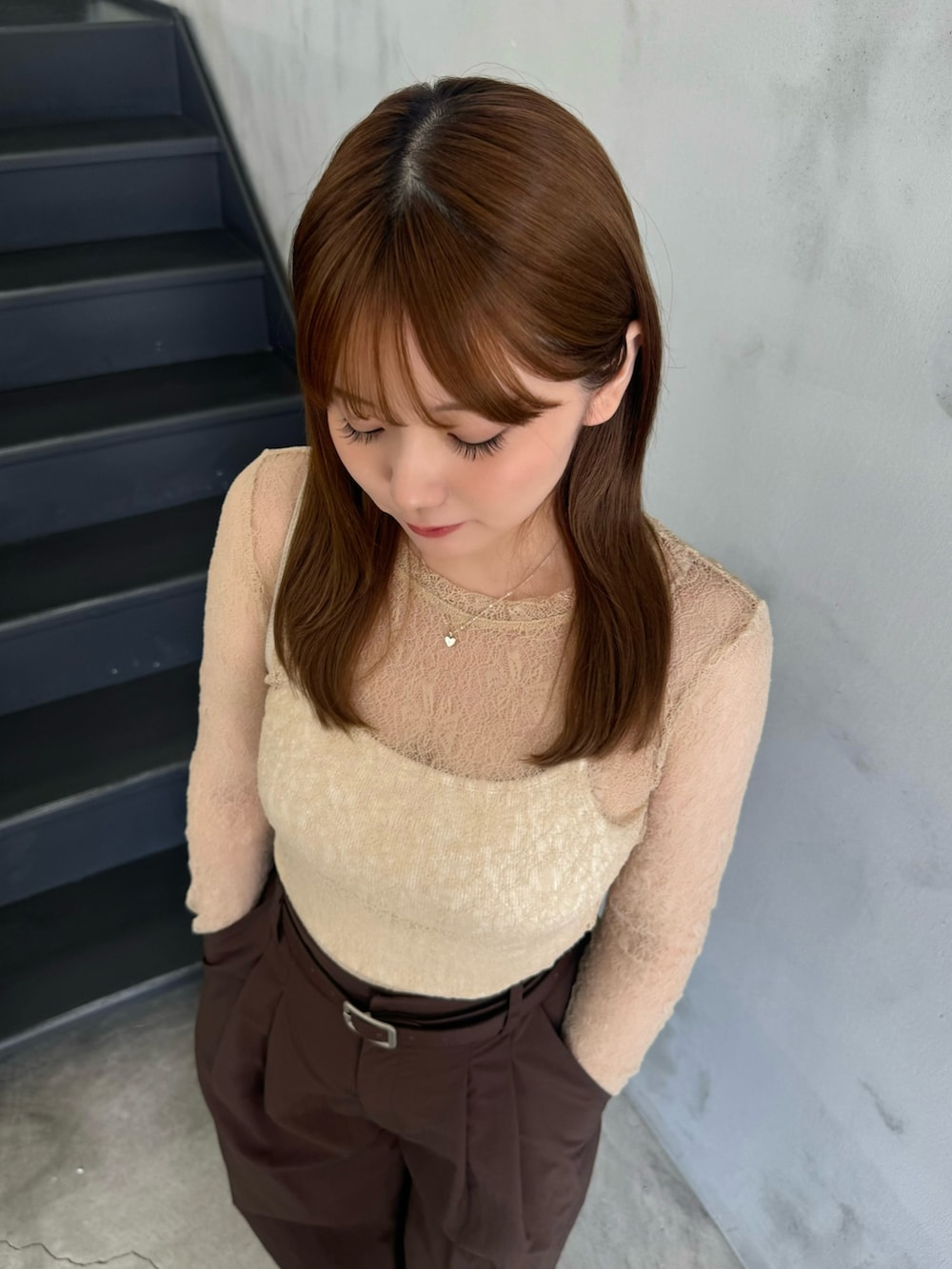 ベージュ系のシャツ/ブラウス、ホワイト系のキャミソール、ベージュ系のその他パンツを着用したレディースの夏コーディネートの5枚目の写真