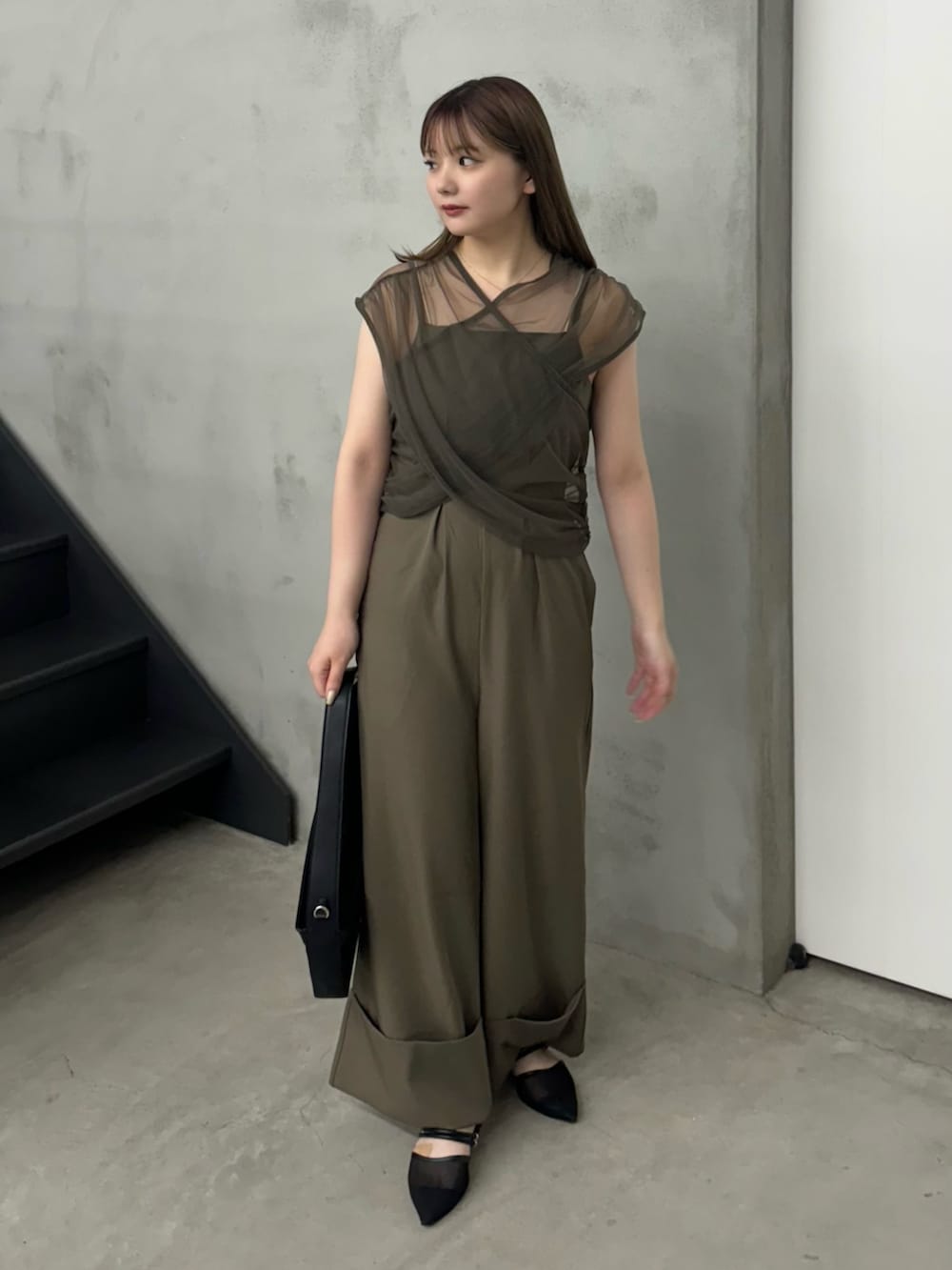 ホワイト系のキャミソール、グレー系のベスト、ブラウン系のつなぎ/オールインワンを着用したレディースの夏コーディネートの2枚目の写真