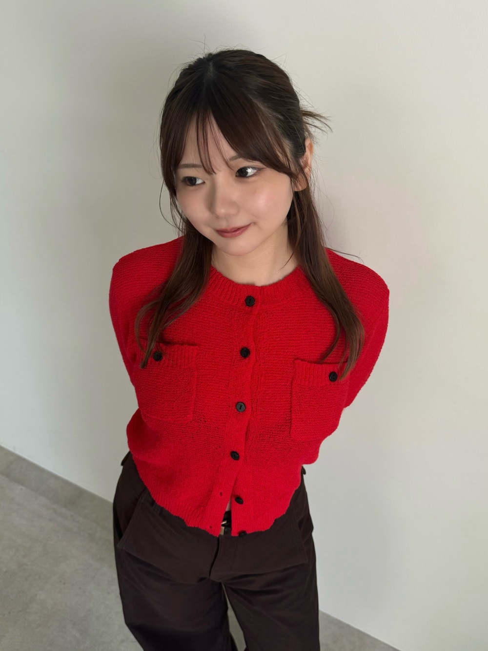 レッド系のカーディガン/ボレロ、ブラック系のローファーを着用したレディースの春コーディネートの8枚目の写真