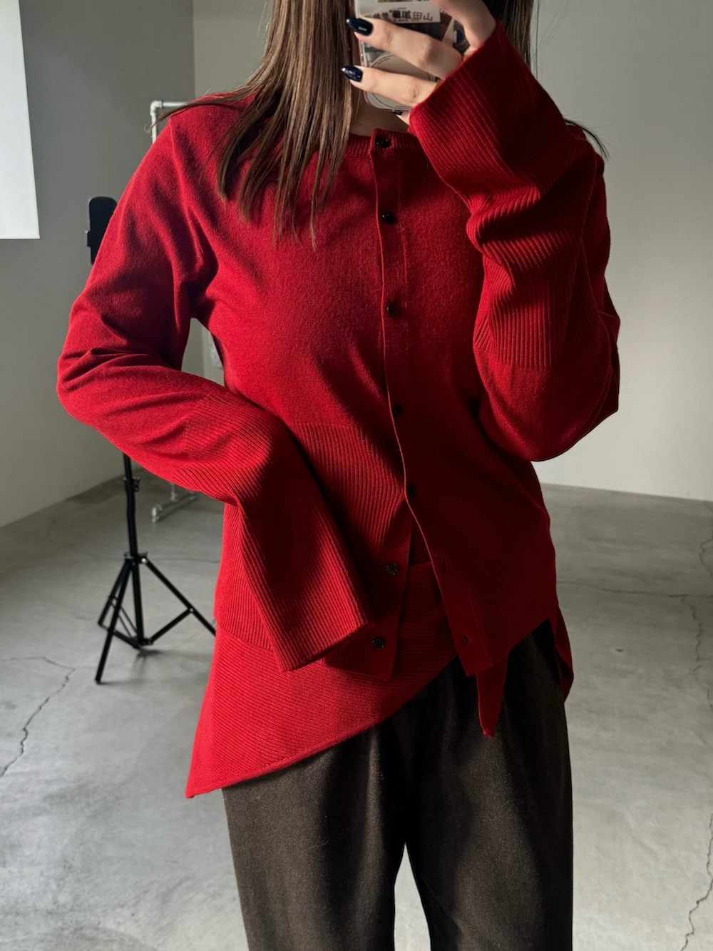 レッド系のニット/セーター、ブラウン系のその他パンツ、グレー系のスリッポンを着用したレディースの冬コーディネートの8枚目の写真