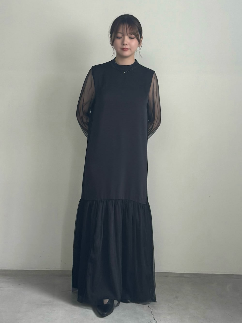 ブラック系のドレス、ブラック系のバレエシューズ、シルバー系のネックレスを着用したレディースの秋コーディネートの2枚目の写真