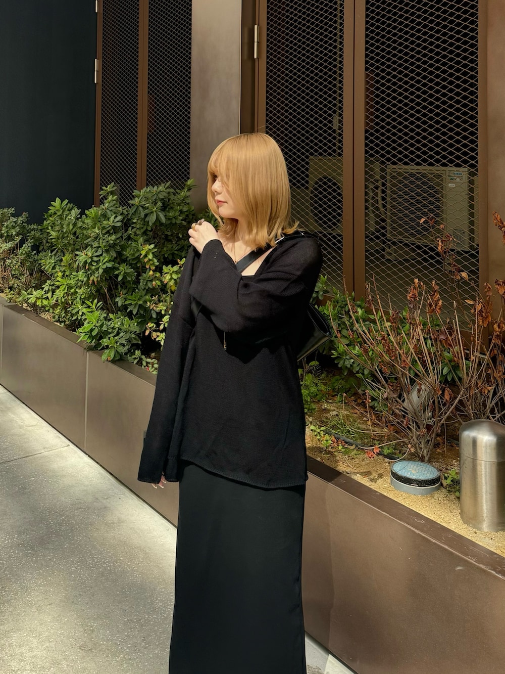 「春コーデ、ワンピース、休日スタイル、ショルダーバッグ、ブラック、キャミワンピ、ブラックコーデ、ワンピーススタイル、低身長、低身長コーデ、低身長女子、骨格ストレート」｜「select MOCA by sonの【サイズ展開あり】ディープVネックルーズニット（ニット/セーター、ブラック系）」を使った、ruriさん（レディース・148cm）の春コーディネートの4枚目の写真