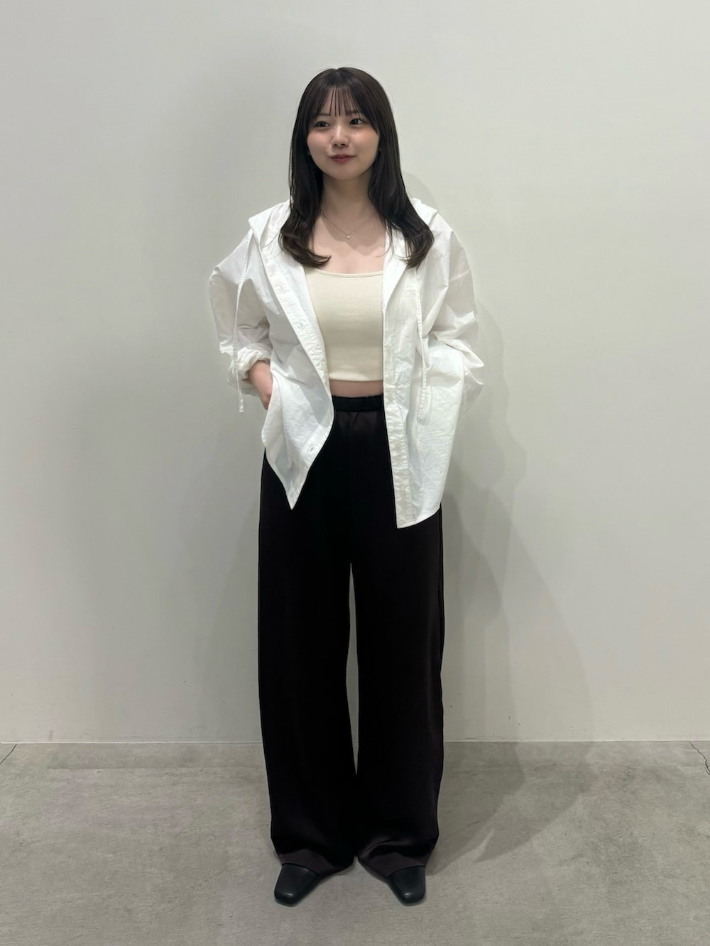 ホワイト系のシャツ/ブラウス、ホワイト系のキャミソール、ブラック系のその他パンツを着用したレディースの春コーディネートの2枚目の写真