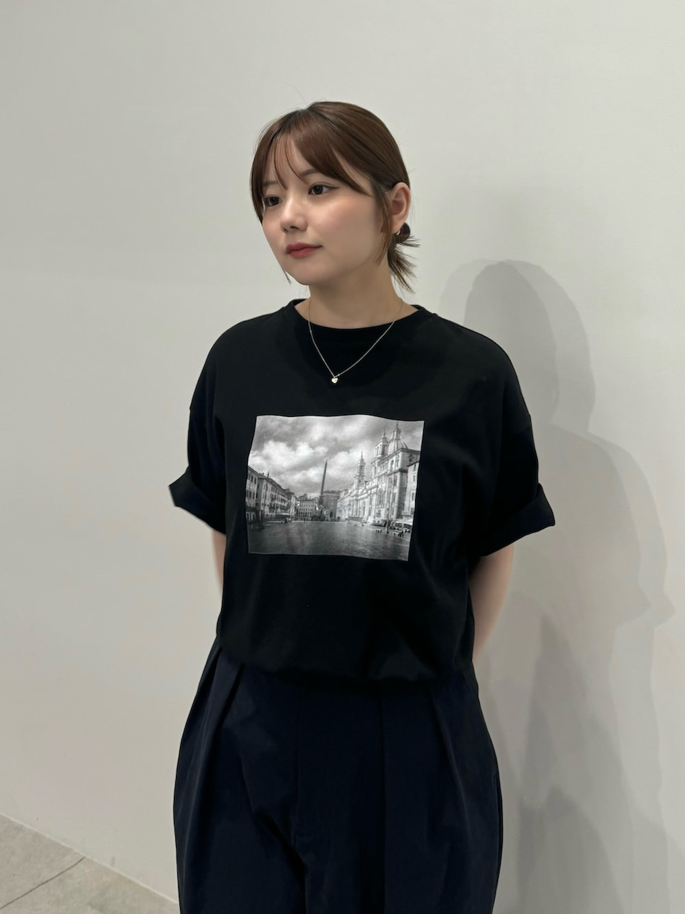 ブラック系のTシャツ/カットソー、ブラック系のその他パンツを着用したレディースの春コーディネートの4枚目の写真