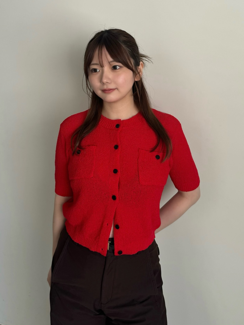 レッド系のカーディガン/ボレロ、ブラック系のローファーを着用したレディースの春コーディネートの7枚目の写真