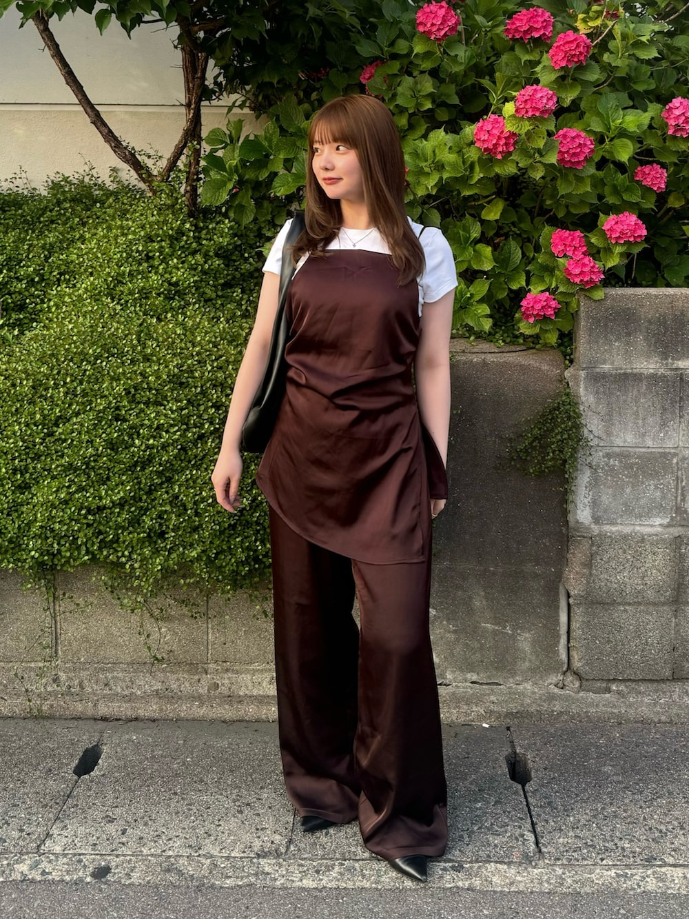 ブラウン系のキャミソール、ブラウン系のその他パンツを着用したレディースの夏コーディネートの2枚目の写真